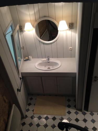 une salle de bain avec un lavabo et un miroir dans l'établissement Campanina, à Bonnieux