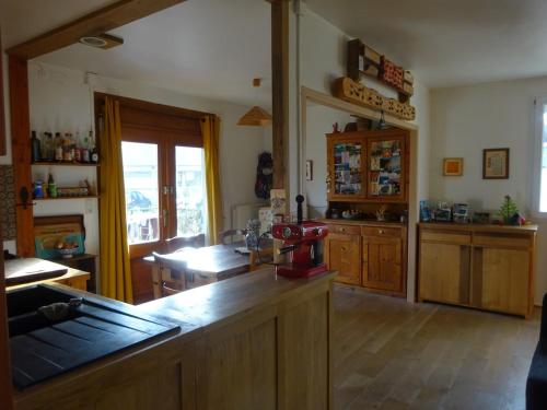 une grande cuisine avec des placards en bois et une table dans l'établissement family home, à Baume-les-Dames