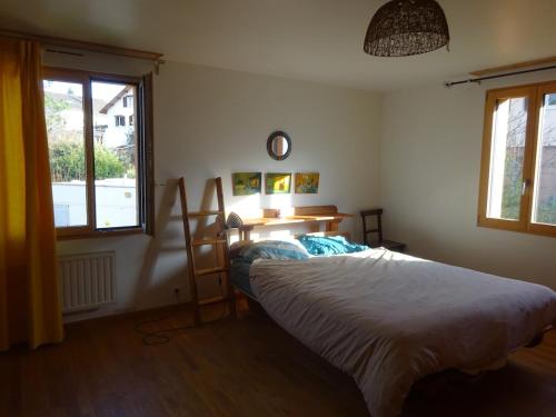 une chambre avec un lit et une fenêtre dans l'établissement family home, à Baume-les-Dames