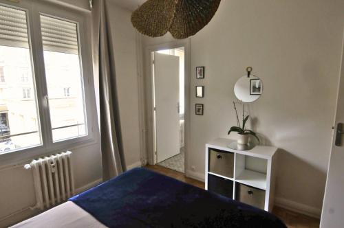 a bedroom with a blue bed and a window at L'Unesco - Hypercentre rues piétonnes, Perret cozy in Le Havre