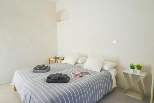 Un dormitorio con una cama con dos bolsas encima. en Casa Alda by Holiday World, en Borgio Verezzi