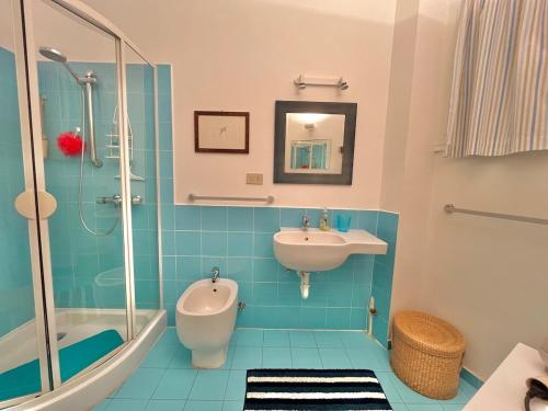 une salle de bain avec un lavabo et une douche dans l'établissement Two rooms near Martinez, à Cannes