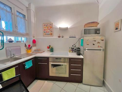 La cuisine est équipée d'un réfrigérateur et d'un évier. dans l'établissement Two rooms near Martinez, à Cannes