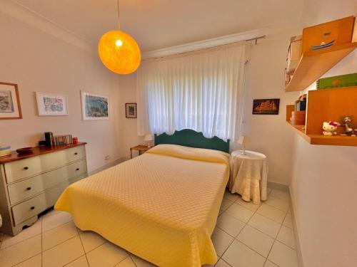 une chambre avec un lit, une commode et une fenêtre dans l'établissement Two rooms near Martinez, à Cannes