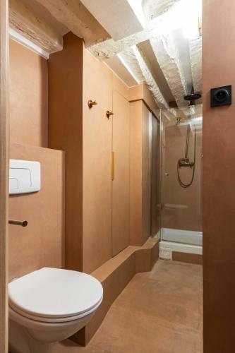 une salle de bain avec toilettes et douche dans l'établissement Joyful apartment - 2BR-6P - Louvre-Rivoli, à Paris