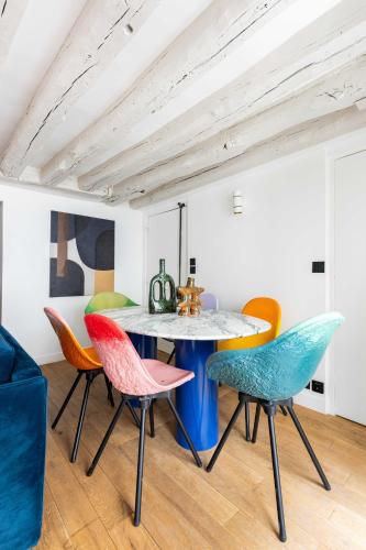 une salle à manger avec une table et des chaises dans l'établissement Joyful apartment - 2BR-6P - Louvre-Rivoli, à Paris
