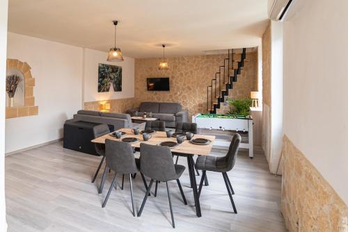 une salle à manger et un salon avec une table et des chaises dans l'établissement Standing apartment with terrace for 6 people - LE MAZAGRAN - appartement 2, à Saint-Paul-Trois-Châteaux