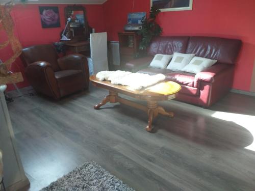 un salon avec un canapé et une table basse dans l'établissement Maison a la campagne, à Valprivas