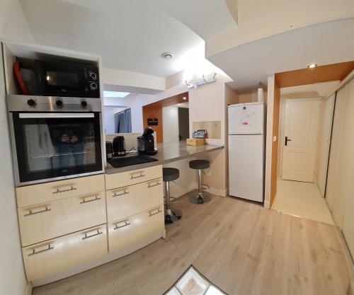 La cuisine est équipée d'un four micro-ondes et d'un réfrigérateur. dans l'établissement Le Souplex, à Troyes