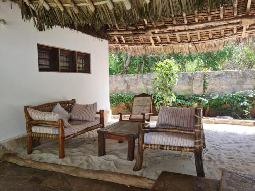 Ruang duduk di Private 4 Bedroom Villa in Diani