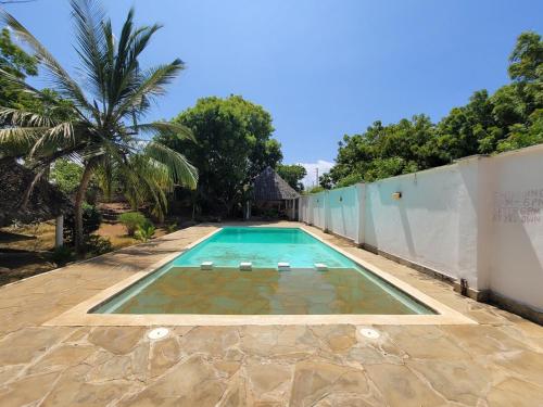 Kolam renang di atau dekat dengan Private 4 Bedroom Villa in Diani