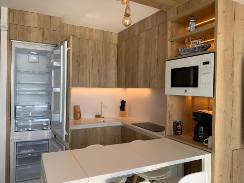 Kuchyň nebo kuchyňský kout v ubytování Apartamento a primera línea de mar en Playa de aro