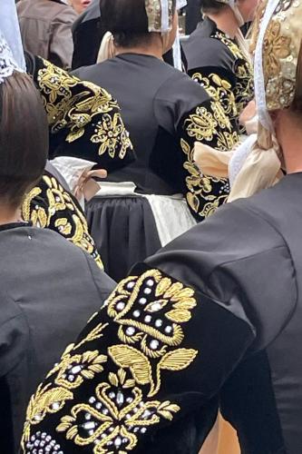 a group of people dressed in black and gold at Gîte proche côte Granit Rose Paimpol Chants marins in Brélidy