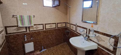 Un baño con lavabo, inodoro y espejo. en Sayat-Nova Apartment Dilijan, en Dilijan
