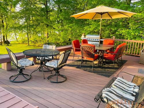 Κήπος έξω από το Lake Escape with paddle boards, fire pit & game room
