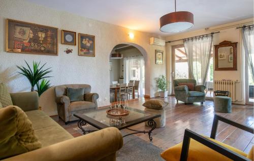 un salon avec des canapés, des chaises et une table dans l'établissement Villa Julia, à Medulin