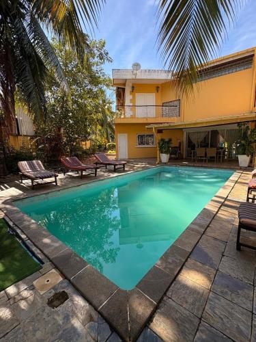 basen przed domem w obiekcie Villa Arcadia na Nosy Be