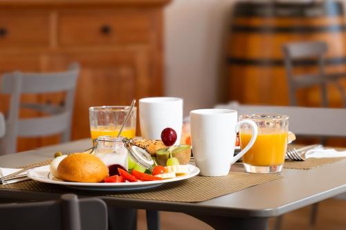 een tafel met een bord eten en sinaasappelsap bij Son Sampoli Suites Adults Only by MHR in Llucmajor