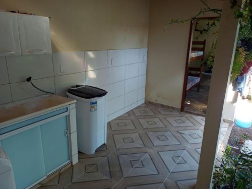 Η κουζίνα ή μικρή κουζίνα στο Casa temporada Guriri Regi 2
