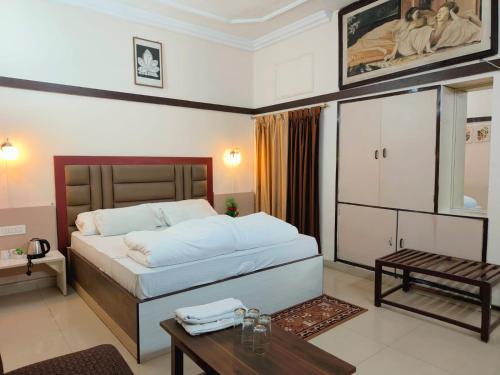 a bedroom with a large bed and a table at Hotel City Palace in Rānchī