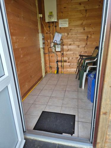 an open door to a room with a tile floor at Vakantie boerderij Pepinushof - Blokhut in Maria-Hoop