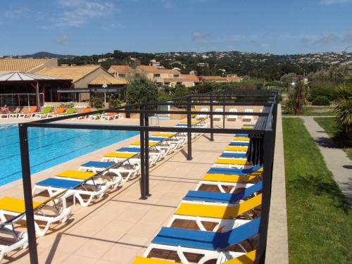 Vista de la piscina de VVF Golfe de Saint-Tropez o d'una piscina que hi ha a prop