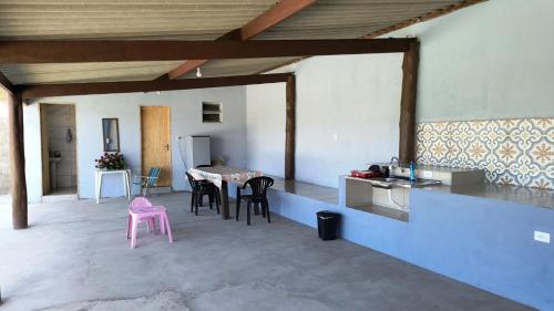 a kitchen and dining room with a table and chairs at Chácara Andorinhas São Pedro SP in São Pedro