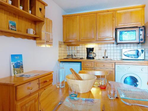 een keuken met houten kasten en een houten aanrecht bij Studio La pointe des Aravis 3 by Interhome in Saint-Gervais-les-Bains
