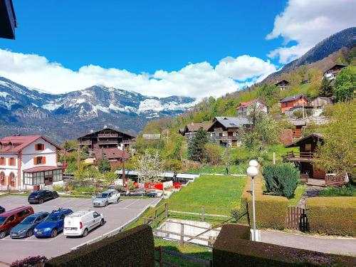 une ville avec des voitures garées dans un parking avec des montagnes dans l'établissement Studio La pointe des Aravis 3 by Interhome, à Saint-Gervais-les-Bains