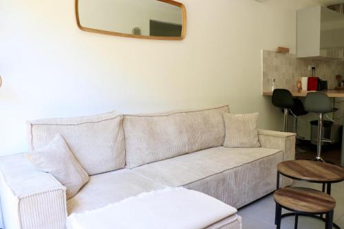 - un salon avec un canapé blanc et un miroir dans l'établissement Apt sur 2 niveaux avec terrasse à Saint-Tropez, à Saint-Tropez