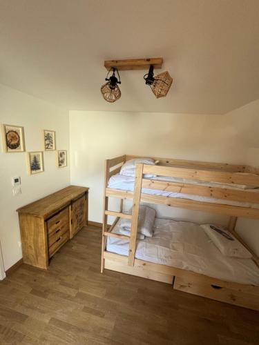 une chambre avec deux lits superposés et un bureau dans l'établissement AO Duplex 82 m2, à Vars