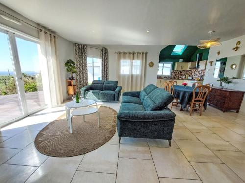 un salon avec un canapé et une table dans l'établissement Holiday Home Cassiopée by Interhome, à Telgruc-sur-Mer