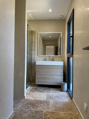 une salle de bain avec un lavabo et un miroir dans l'établissement VILLA PROCHE VENTOUX et VAISON LA ROMAINE avec piscine privée, à Mollans-sur-Ouvèze