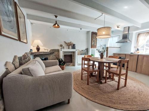 un salon avec un canapé et une table dans l'établissement Holiday Home Gwenn by Interhome, à Paimpol