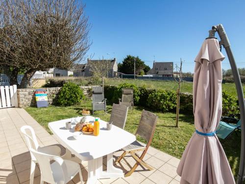 a patio with a table and an umbrella at Holiday Home Ty Croisic by Interhome in Penmarcʼh