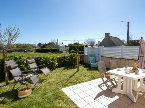 a patio with a table and chairs in a yard at Holiday Home Ty Croisic by Interhome in Penmarcʼh