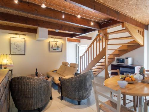 - un salon avec un escalier, une table et des chaises dans l'établissement Holiday Home Ty Croisic by Interhome, à Penmarcʼh