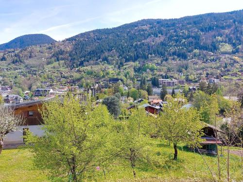 - une vue sur une ville arborée et une montagne dans l'établissement Apartment Les erables by Interhome, à Saint-Gervais-les-Bains