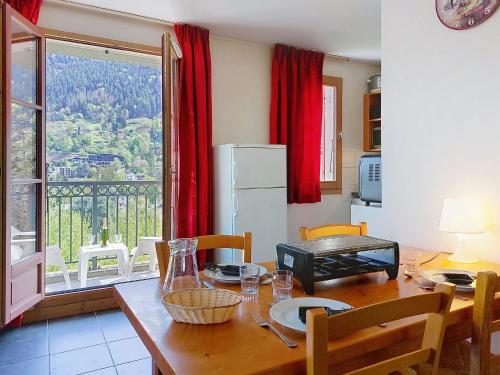 une cuisine avec une table à manger et une fenêtre dans l'établissement Apartment Les erables by Interhome, à Saint-Gervais-les-Bains