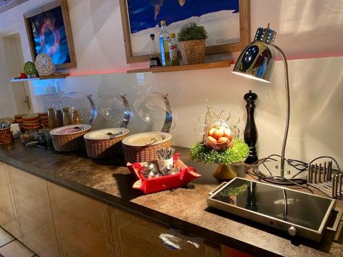 Kuchyň nebo kuchyňský kout v ubytování Hotel Hirsch