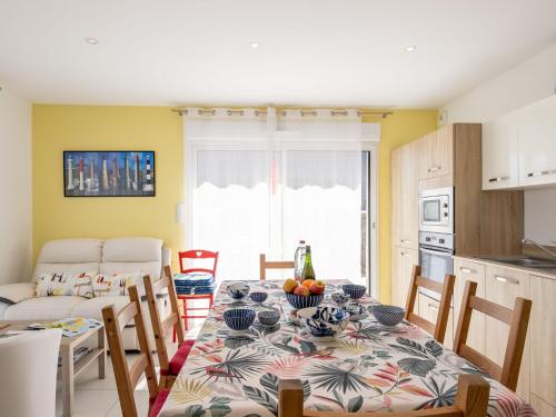une cuisine et une salle à manger avec une table et des chaises dans l'établissement Holiday Home Tal ar Mor by Interhome, à Plouescat