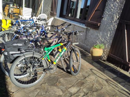 a group of bikes parked next to a building at Mare Mars Chambres et table d'hotes in Mars-sur-Allier