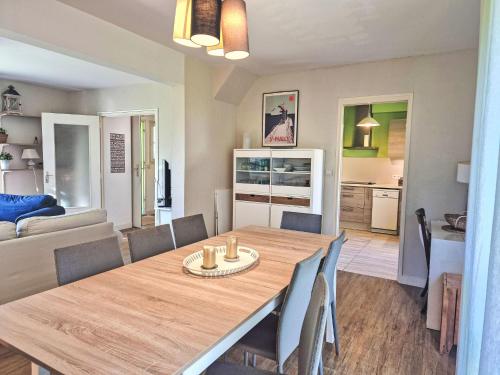 une salle à manger et un salon avec une table et des chaises dans l'établissement Holiday Home maison des Corsaires by Interhome, à Saint-Malo