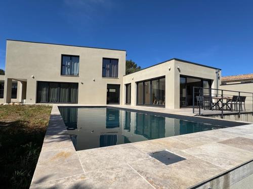 une maison avec une piscine devant dans l'établissement VILLA PROCHE VENTOUX et VAISON LA ROMAINE avec piscine privée, à Mollans-sur-Ouvèze