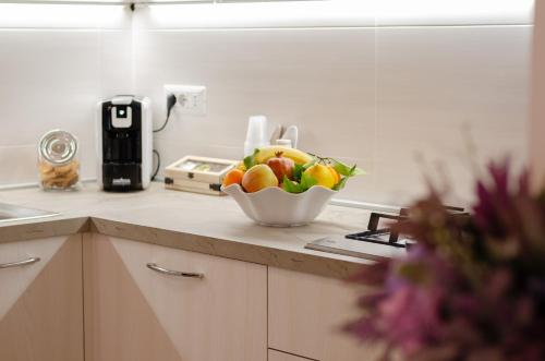 a bowl of fruit on a counter in a kitchen at Brezza Marina in Mattinata