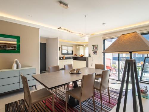 une salle à manger et une cuisine avec une table et des chaises dans l'établissement Holiday Home Ty Pleine by Interhome, au Guilvinec