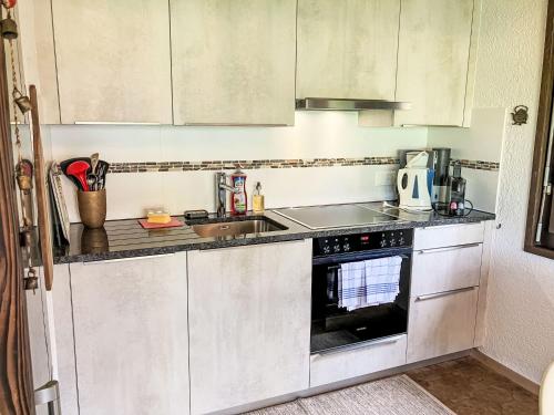 Una cocina o zona de cocina en Holiday Home Dorenavant by Interhome