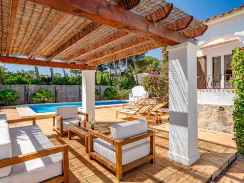 eine Terrasse mit einer hölzernen Pergola und einem Pool in der Unterkunft Villa Villa Alsing by Interhome in Jávea