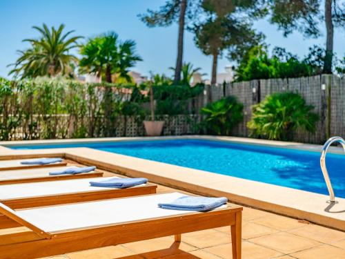 ein Swimmingpool mit Liegestühlen daneben in der Unterkunft Villa Villa Alsing by Interhome in Jávea