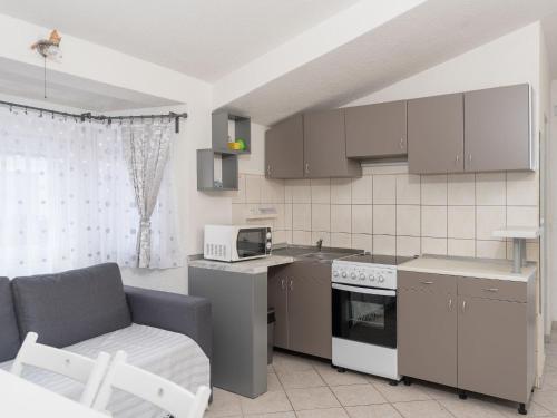 Η κουζίνα ή μικρή κουζίνα στο Apartment Mia-2 by Interhome